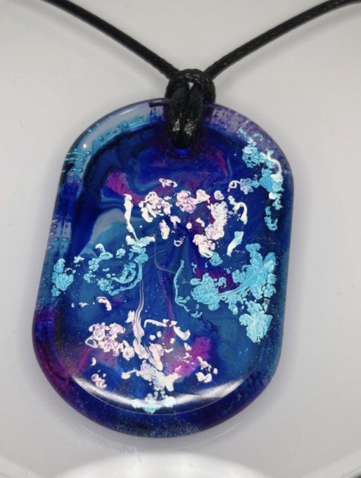 Collier ovale « Galaxie » Fait Main en Résine Époxy