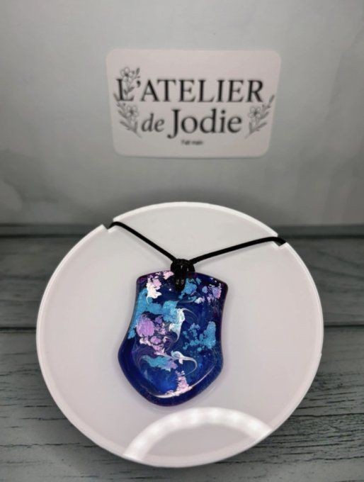 Collier Bouclier Galaxie Fait Main en Résine Époxy