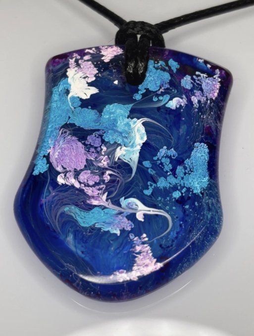 Collier Bouclier Galaxie Fait Main en Résine Époxy avec cordon amovible noir