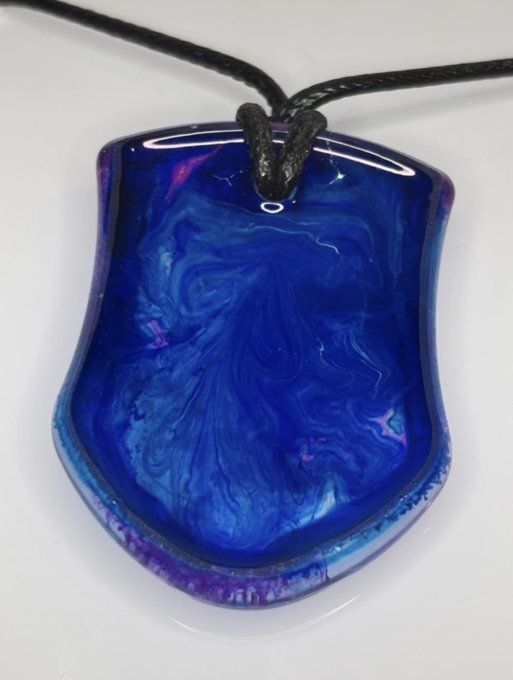 Collier Bouclier Galaxie Fait Main en Résine Époxy avec cordon amovible noir