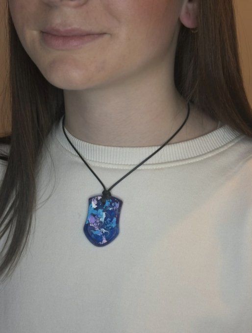 Collier Bouclier Galaxie Fait Main en Résine Époxy avec cordon amovible noir