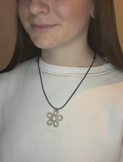 Collier « Fleur » - Paillettes dorées