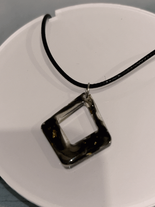 Collier losange noir et doré