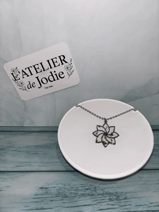 Collier en forme de fleur de lotus