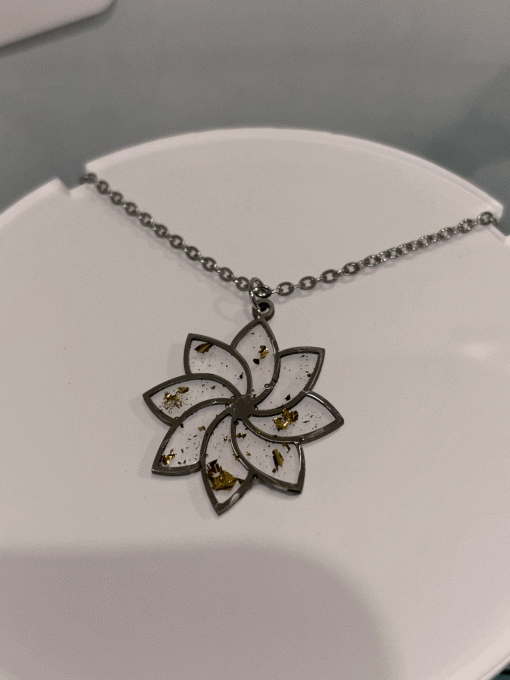 Collier en forme de fleur de lotus