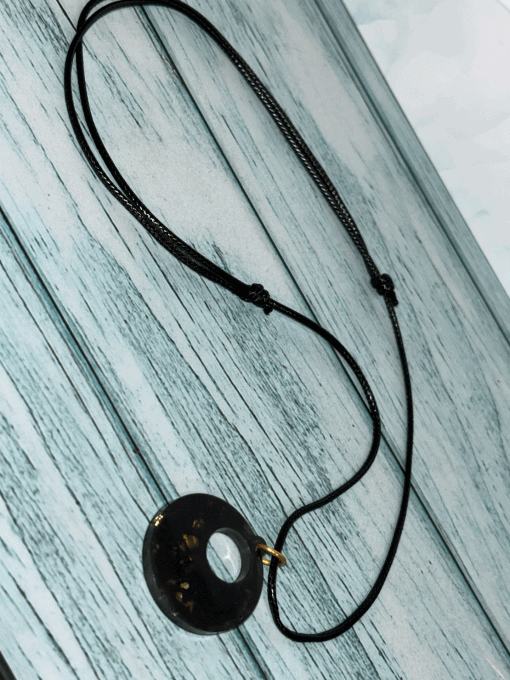 Collier rond noir et doré