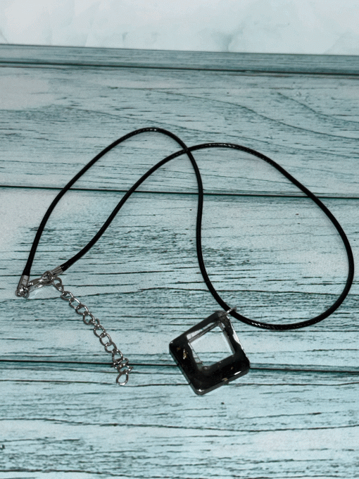 Collier losange noir et doré