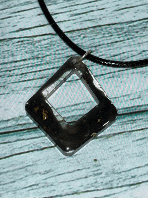 Collier losange noir et doré