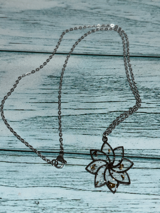 Collier en forme de fleur de lotus